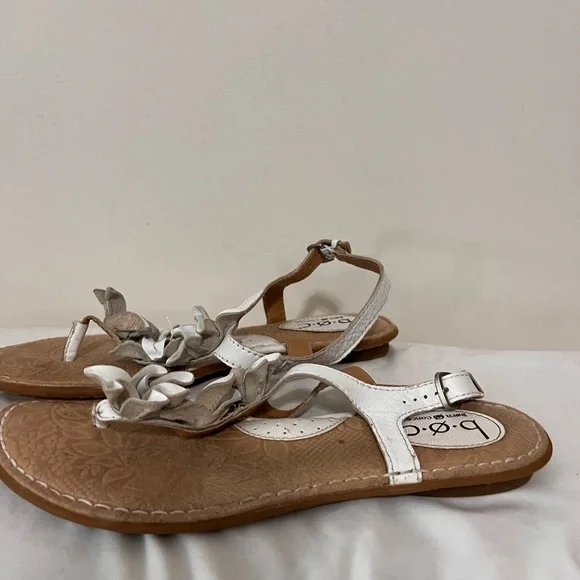 B.O.C. White leather flat sandal in size 9 - Picture 5 of 12